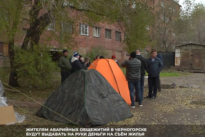 Человек играет укулеле, сидя со своей женой в палатке, глядя на камеру | Бесплатно Фото